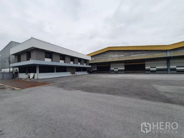 Factory for rent in Mueang Samut Prakan, Samut Prakan - Factory with two-storey office and a wide paved yard in Samut Prakan.
