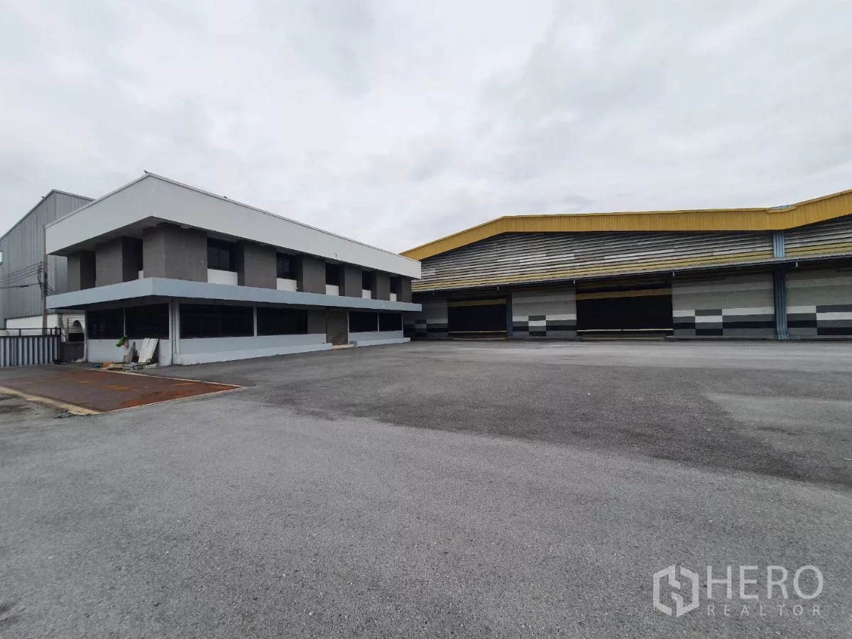 โรงงาน ให้เช่าในMueang Samut Prakan, Samut Prakan - อาคารโรงงานพร้อมสำนักงานสองชั้นและลานคอนกรีตกว้างในสมุทรปราการ