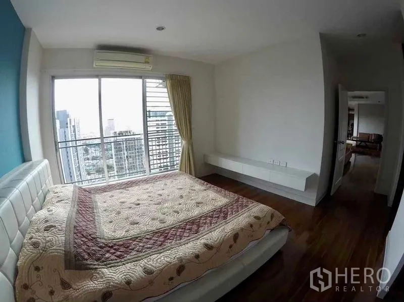 公寓 出租或出售在Khlong San, Bangkok - 卧室面向城市景观的阳台与落地窗