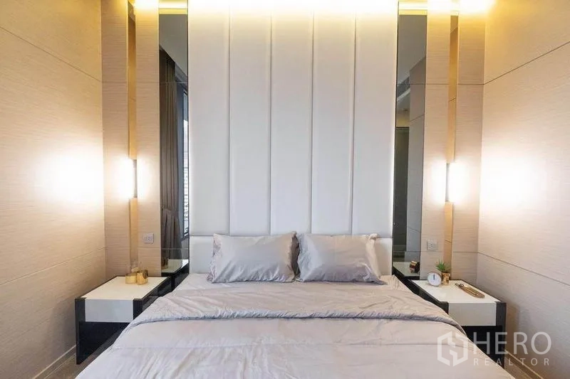 公寓 出租在Watthana, Bangkok - 高靠背软包床头，两侧床头柜与柔和灯光。