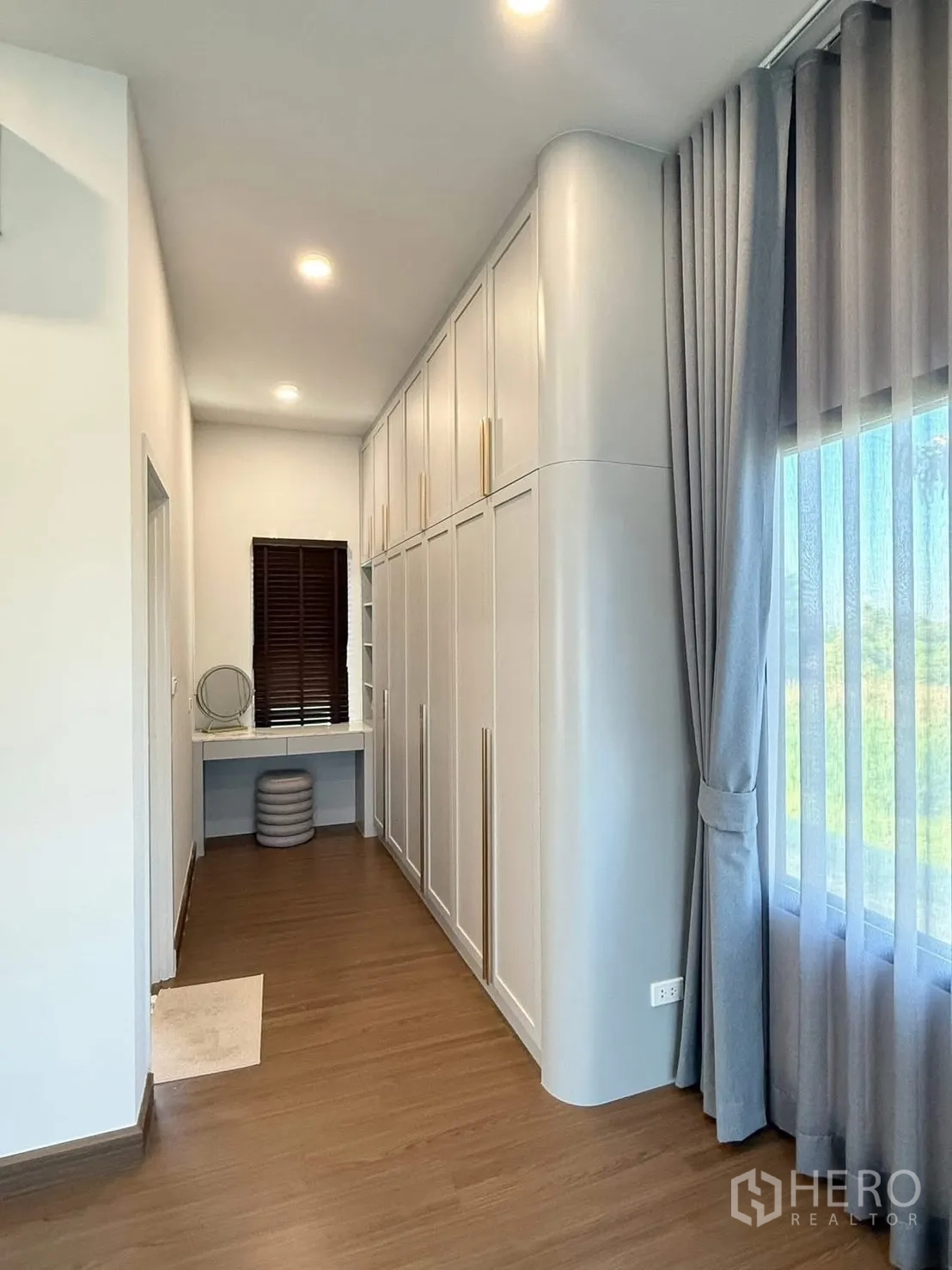 บ้านเดี่ยว for rent in Bang Phli, Samut Prakan - โถงทางเดินมีตู้เสื้อผ้าบิวท์อินเต็มผนังและโต๊ะทำงานเล็กข้างหน้าต่าง.