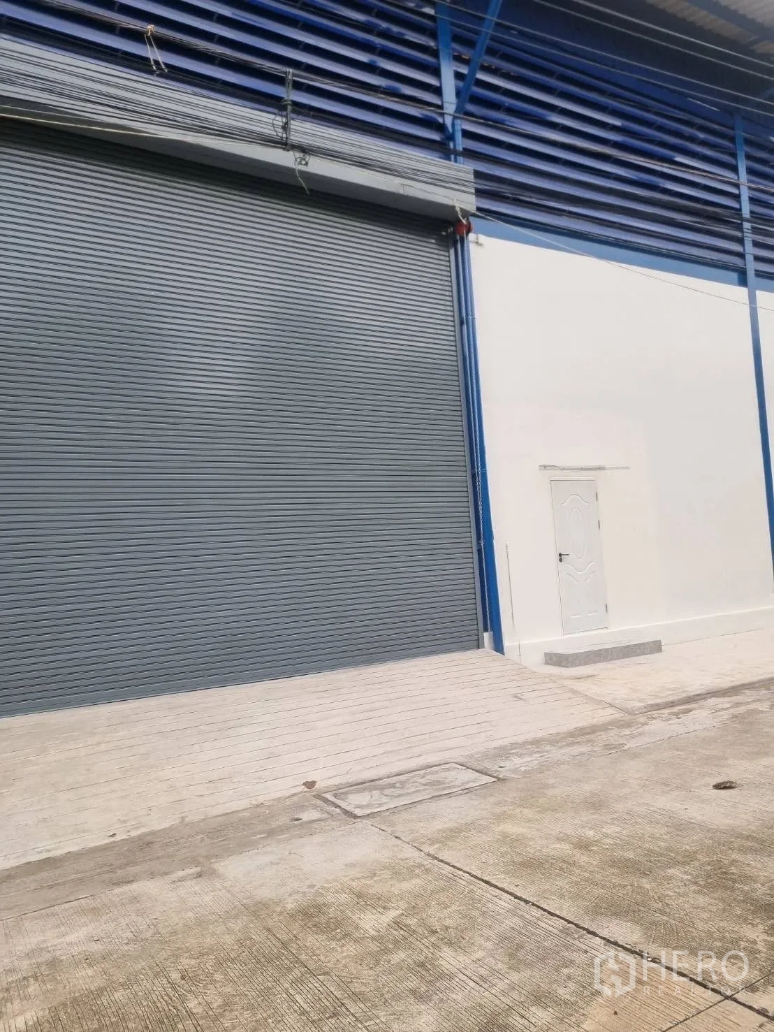 仓库 for rent in Thepharak, Nakhon Ratchasima - 外立面设有大型卷闸门及侧边人行门。