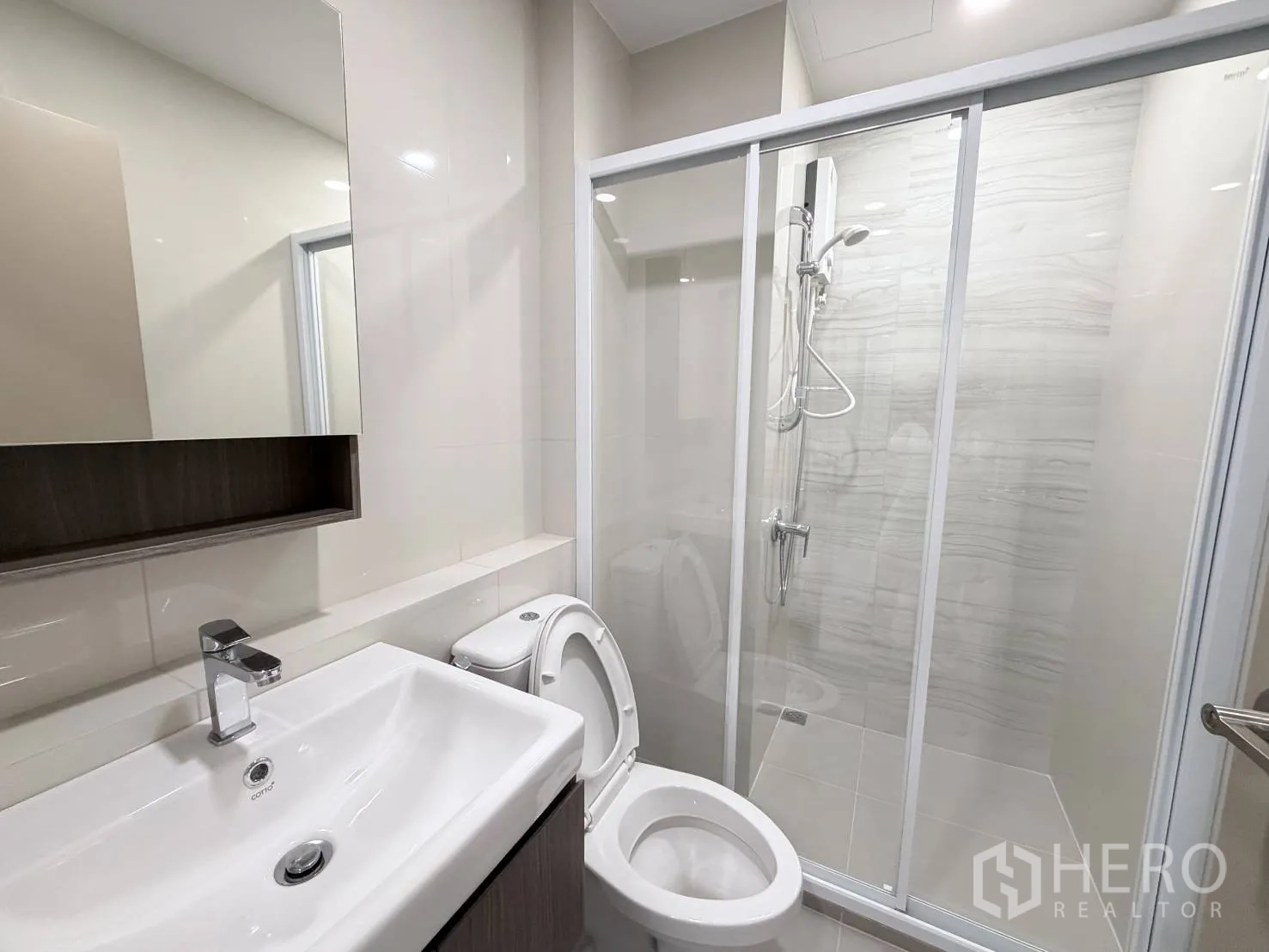公寓 for rent in Din Daeng, Bangkok - 现代浴室配玻璃淋浴间、洗手台与坐便器。