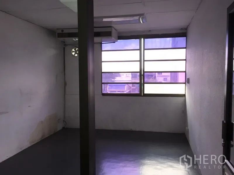 สำนักงานที่บ้าน ให้เช่าในHuai Khwang, Bangkok - ห้องส่วนตัวมีหน้าต่างและช่องระบายอากาศ เหมาะสำหรับรีโนเวท.