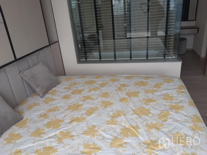 公寓 出租或出售在Watthana, Bangkok - 卧室望向带内窗与百叶的浴室。