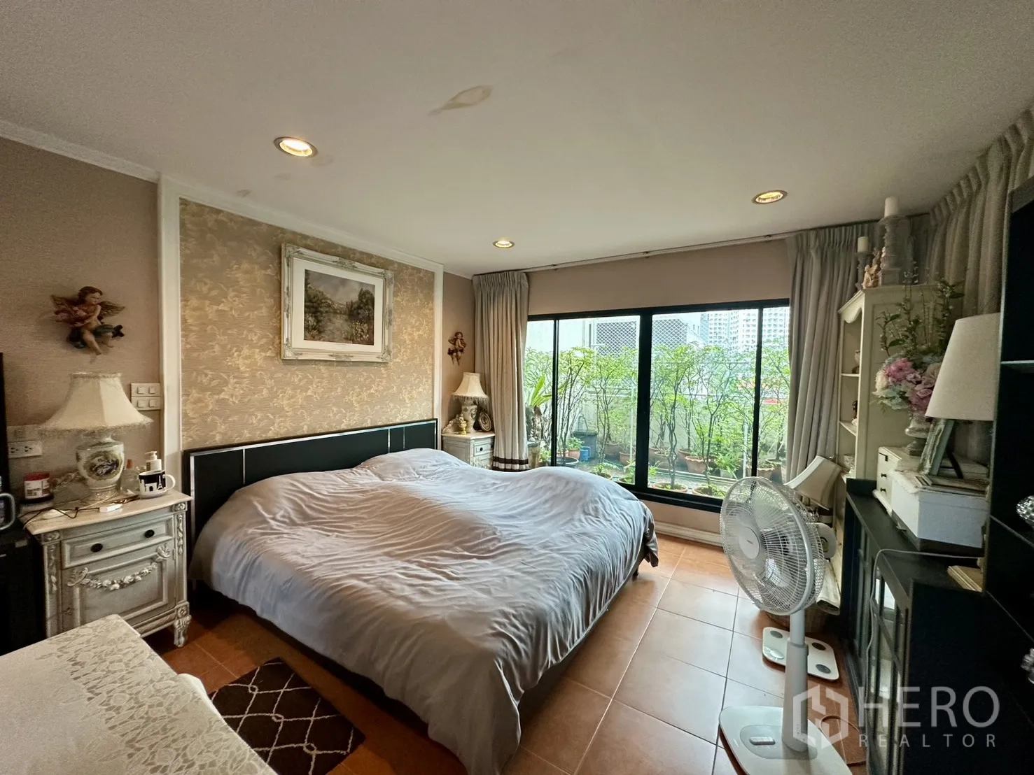 ตึกแถว for sale in Watthana, Bangkok - ห้องนอนกว้างเตียงใหญ่ ประตูบานเลื่อนเปิดสู่ระเบียงต้นไม้.