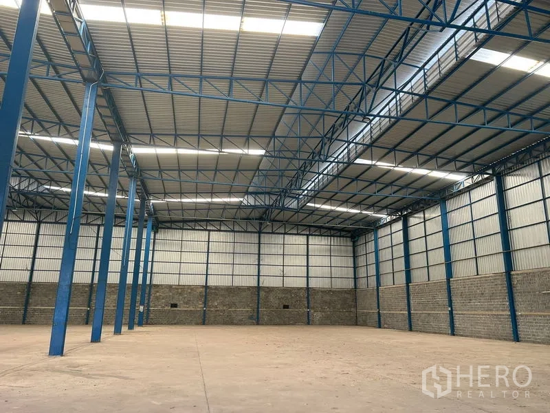 Warehouse for rent in Lat Krabang, Bangkok - Close view of the ceiling truss system with skylights across the warehouse.