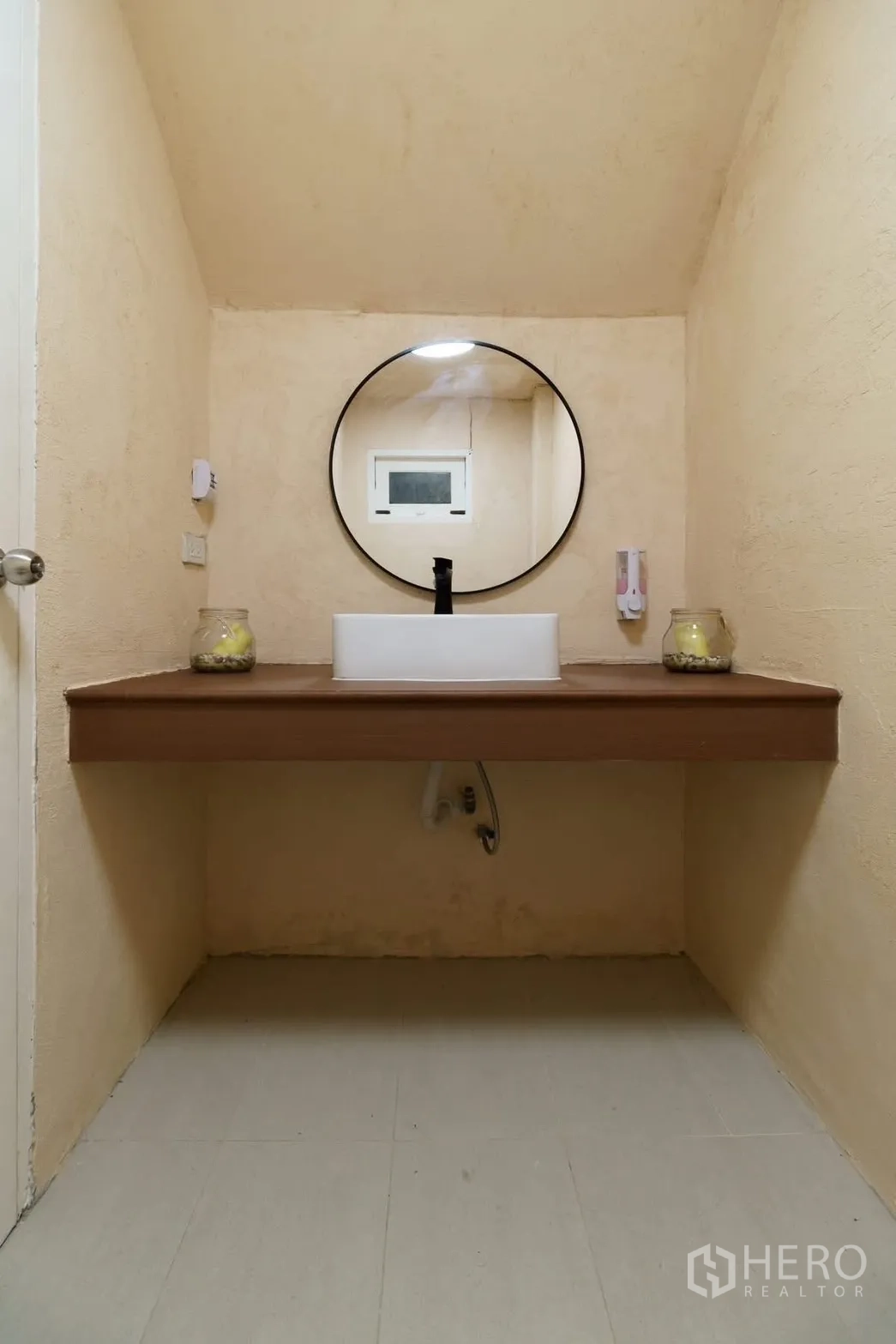 ทาวน์เฮาส์ for rent in Watthana, Bangkok - ห้องน้ำสไตล์มินิมอล อ่างล้างหน้าทรงถังบนเคาน์เตอร์ไม้และกระจกกลม