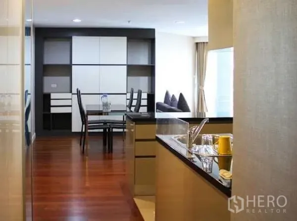 คอนโด ให้เช่าในHuai Khwang, Bangkok - มุมอ่างล้างจานมองไปยังพื้นที่รับประทานอาหารพร้อมชั้นเก็บของบิวท์อินและพื้นไม้