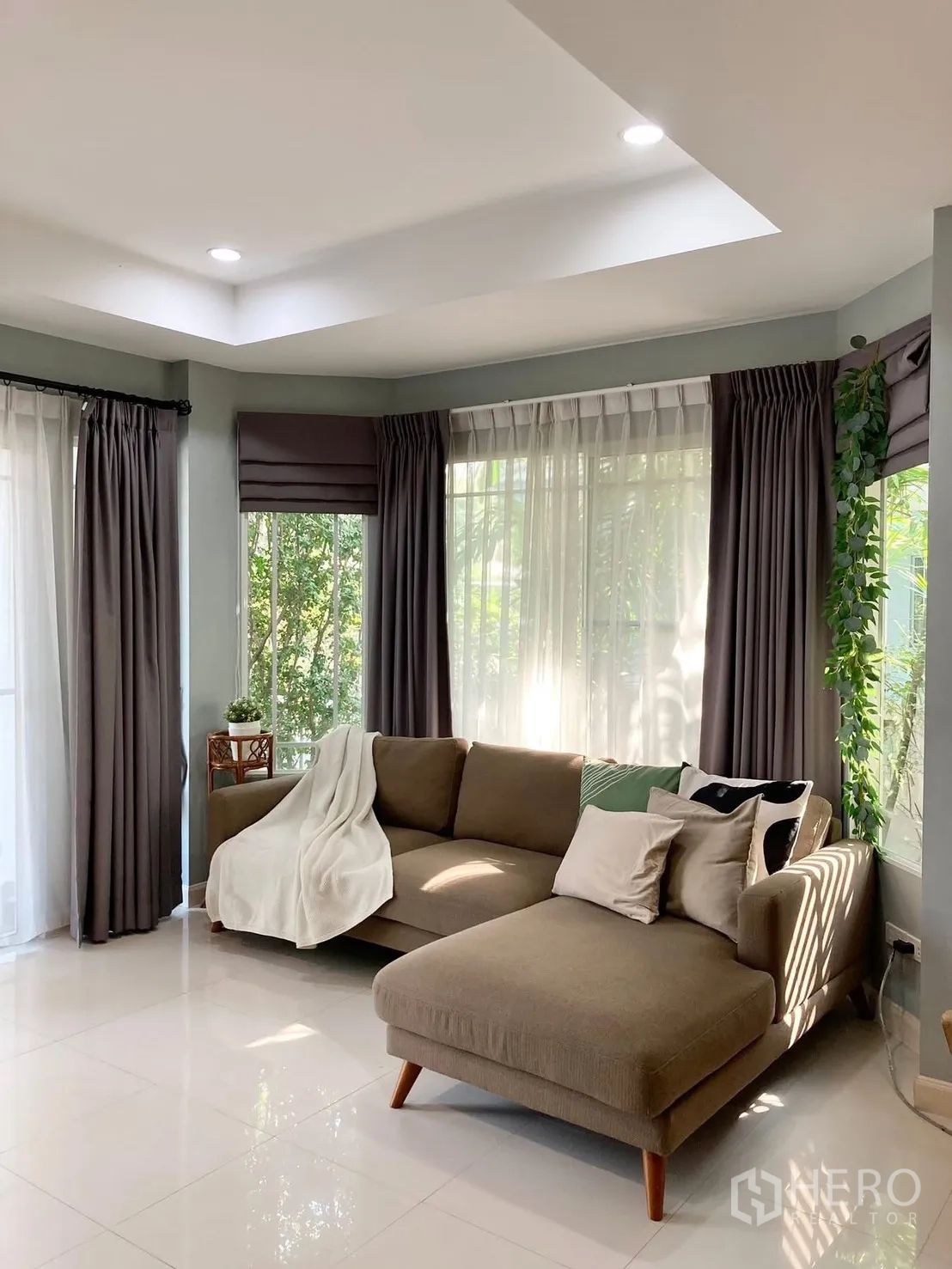 บ้านเดี่ยว for rent in Prawet, Bangkok - ห้องนั่งเล่นมุมกระจก โซฟา L-Shape และผ้าม่านสองชั้น