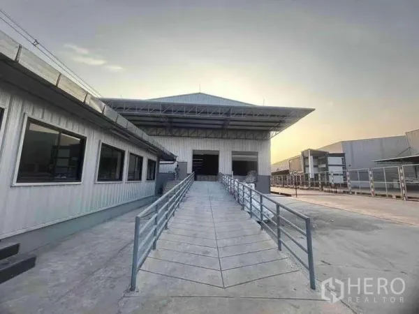Warehouse for rent in Si Racha, Chon Buri - Front view of modern warehouse with broad access ramp and covered dock beside office wing