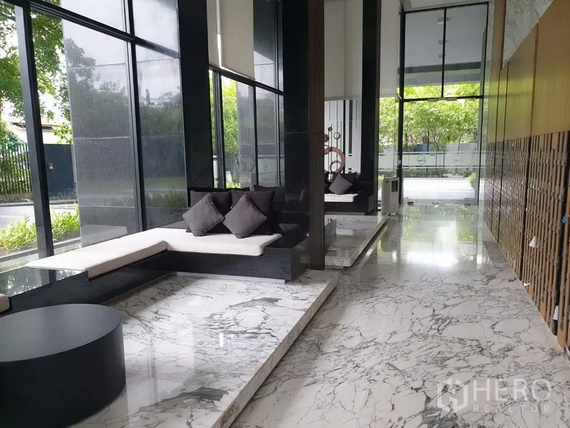 公寓 出租在Watthana, Bangkok - 大堂以大理石地面与休闲座位营造雅致空间