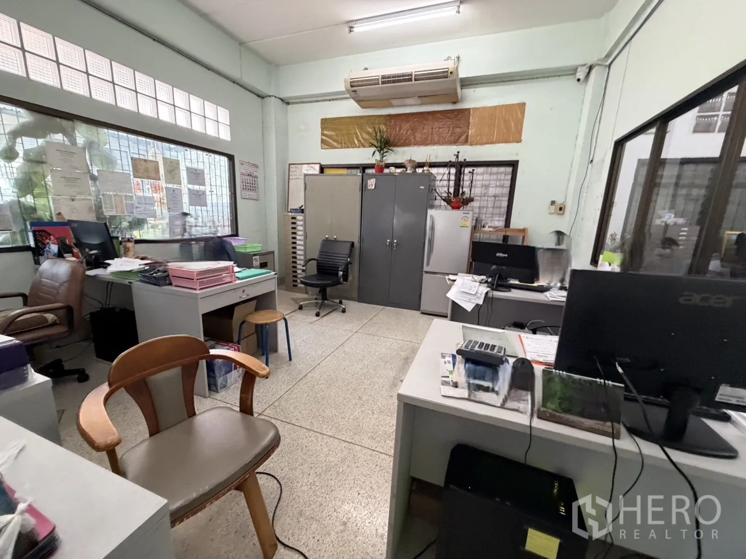 工厂 for rent or sale in Bang Bon, Bangkok - 行政办公室，配桌椅、文件柜与空调。