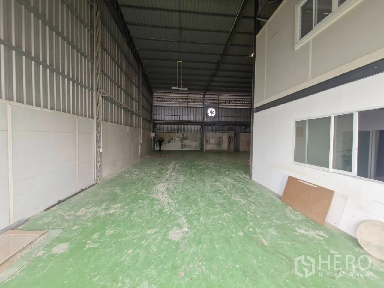 货栈 出租在Thung Khru, Bangkok - 长条形仓库通道，绿色环氧地坪与高金属屋顶