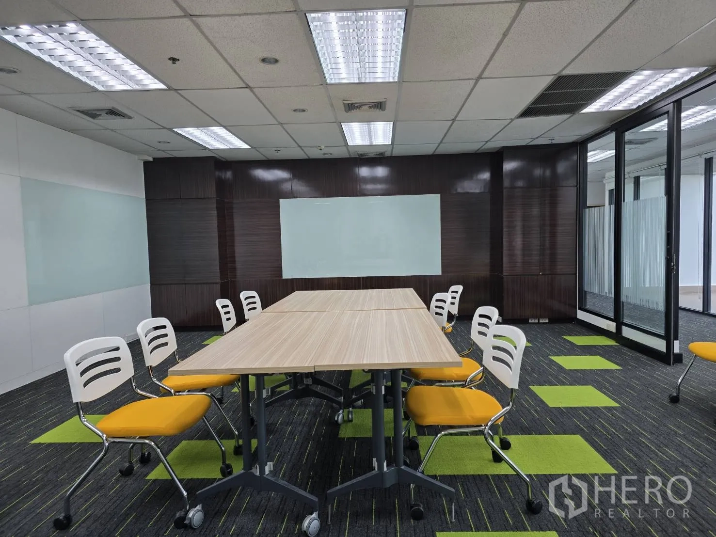 ออฟฟิศ for rent in Watthana, Bangkok - ห้องประชุมสมัยใหม่ ผนังลายไม้และไวท์บอร์ดสองแผ่น.