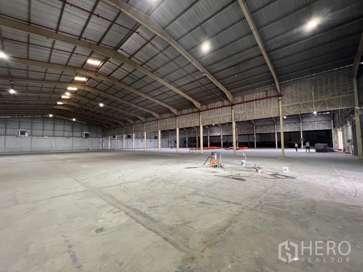 Warehouse for rent in Mueang Samut Prakan, Samut Prakan - Expansive warehouse interior with a high steel roof and open floor space.