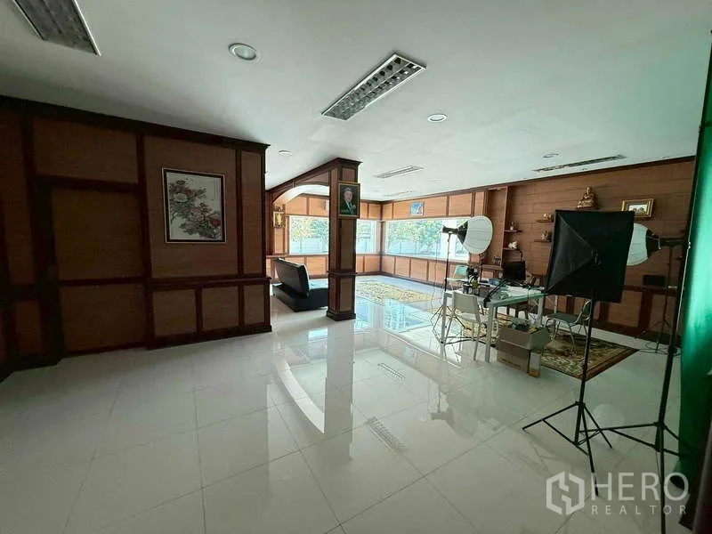 คลังสินค้า ให้เช่าในMueang Samut Prakan, Samut Prakan - มุมออฟฟิศผนังกรุไม้ หน้าต่างบานใหญ่และชุดโต๊ะทำงาน