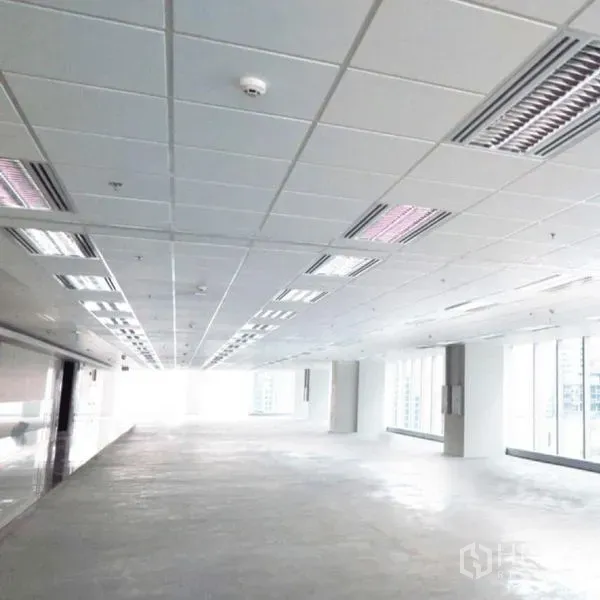 办公空间 出租在Khlong Toei, Bangkok - 未装修整层办公空间，吊顶照明与整排外窗。