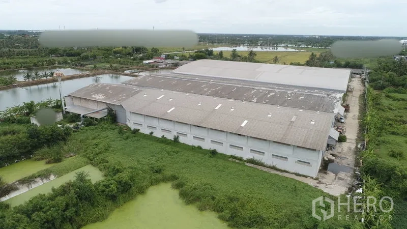 โรงงาน ให้เช่าหรือขายในKrathum Baen, Samut Sakhon - ภาพมุมสูงของกลุ่มอาคารโรงงานขนาดใหญ่ รายล้อมด้วยคลองและพื้นที่สีเขียวในกระทุ่มแบน