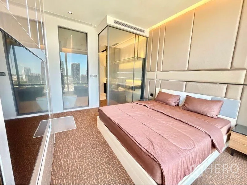 คอนโด ให้เช่าในWatthana, Bangkok - ห้องนอนมาสเตอร์หัวเตียงบุผ้า กั้นกระจก มองเห็นวิวสกายไลน์