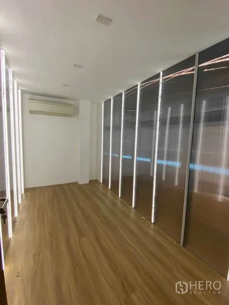 带办公室的家 出租在Wang Thonglang, Bangkok - 狭长房间，LED灯带墙面、木地板与空调