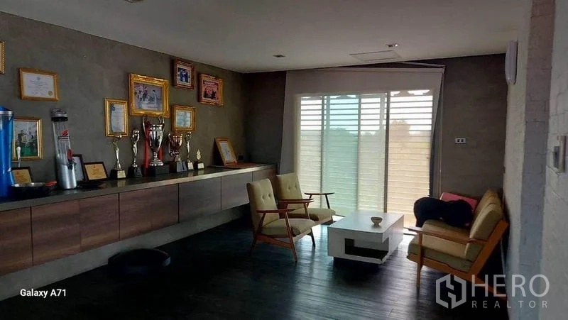 带办公室的家 出租在Nong Khaem, Bangkok - 私享休息室，内置柜体、奖杯展示与座椅区。