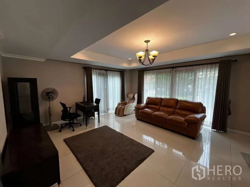独立式住宅 出租在Prawet, Bangkok - 客厅另一角度，设工作桌与大窗采光。