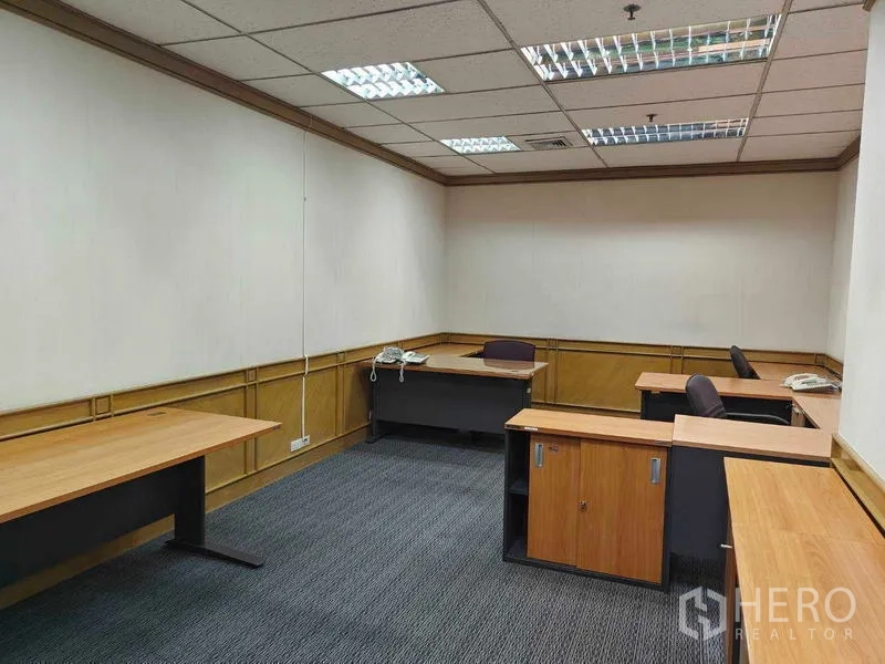 Office Space for rent in Din Daeng, Bangkok - Private office with multiple desks, carpeted floor, and wood wall paneling.
