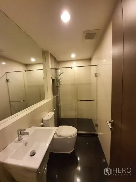 คอนโด ให้เช่าในSathon, Bangkok - ห้องน้ำสไตล์โมเดิร์น กระจกบานใหญ่ พร้อมตู้กระจกกั้นอาบน้ำ อ่างล้างหน้าและโถสุขภัณฑ์