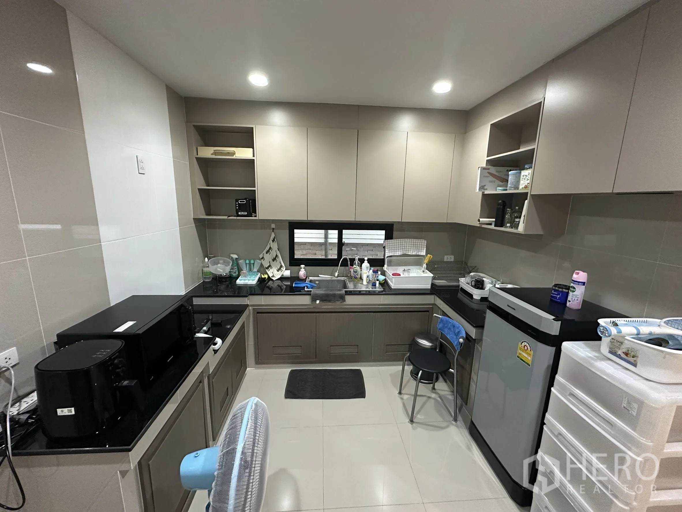 Detached House for rent in Lam Luk Ka, Pathum Thani - Fully fitted U-shaped closed kitchen with cabinets and appliances.