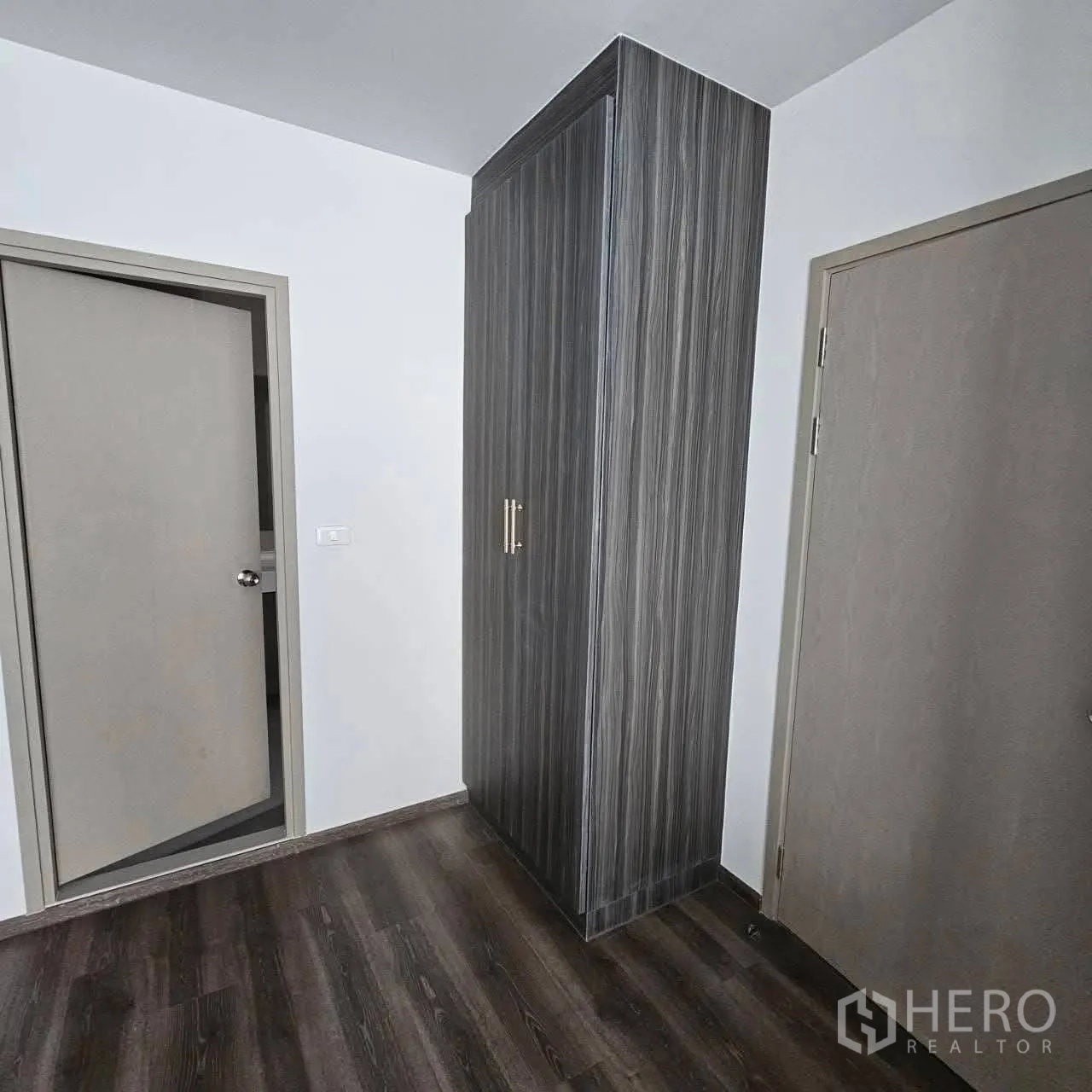 คอนโด for rent in Huai Khwang, Bangkok - มุมโถงทางเดินพร้อมตู้เก็บของลายไม้สูงคั่นระหว่างประตู