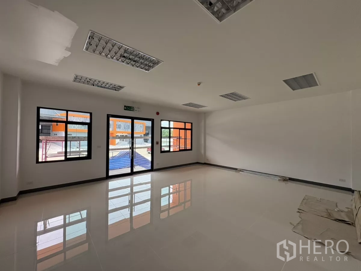 โรงงาน ให้เช่าในBang Pakong, Chachoengsao - สำนักงานชั้นล่างสว่าง พื้นกระเบื้อง ประตูกระจกและหน้าต่างบานใหญ่
