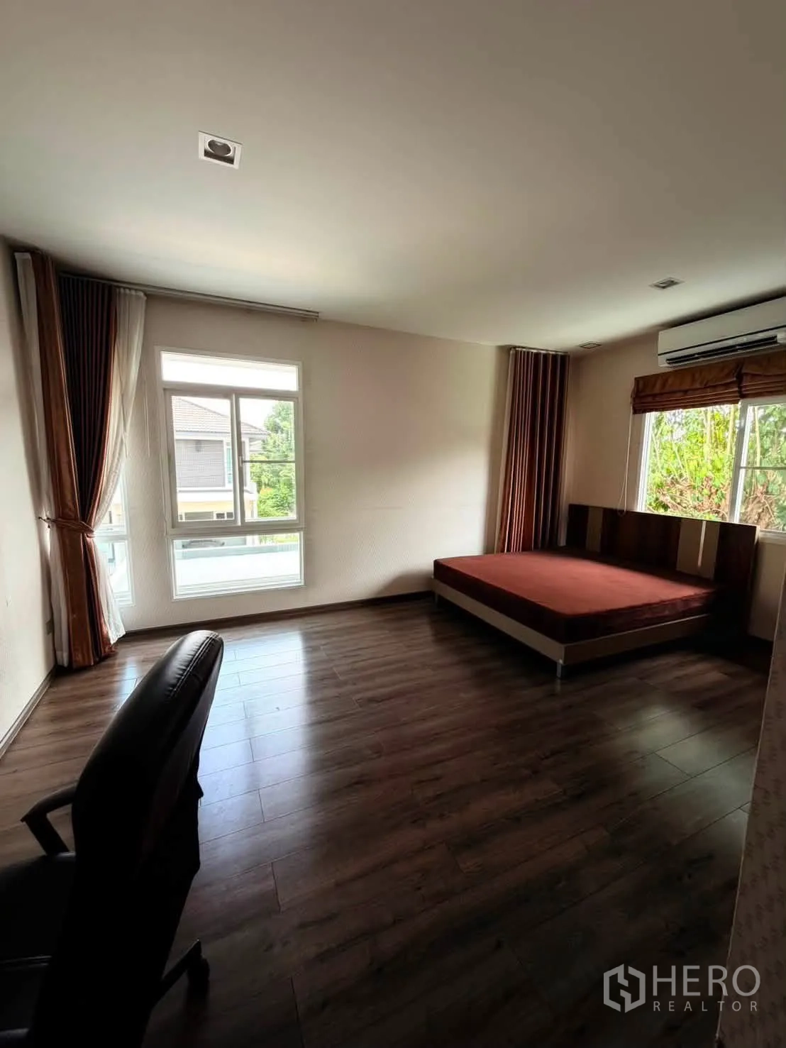บ้านเดี่ยว for rent in Bang Phli, Samut Prakan - ห้องนอนกว้างพร้อมหน้าต่างสูงจากพื้นจรดเพดานและฐานเตียง