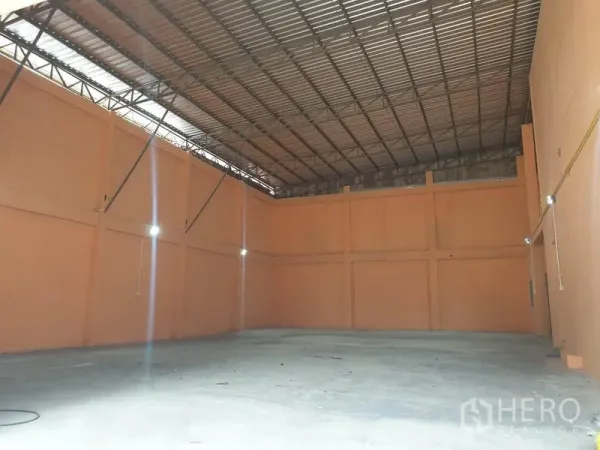 คลังสินค้า ให้เช่าในDin Daeng, Bangkok - ภายในโกดังโล่ง เพดานสูง โครงหลังคาเหล็ก พื้นคอนกรีตขัดมัน