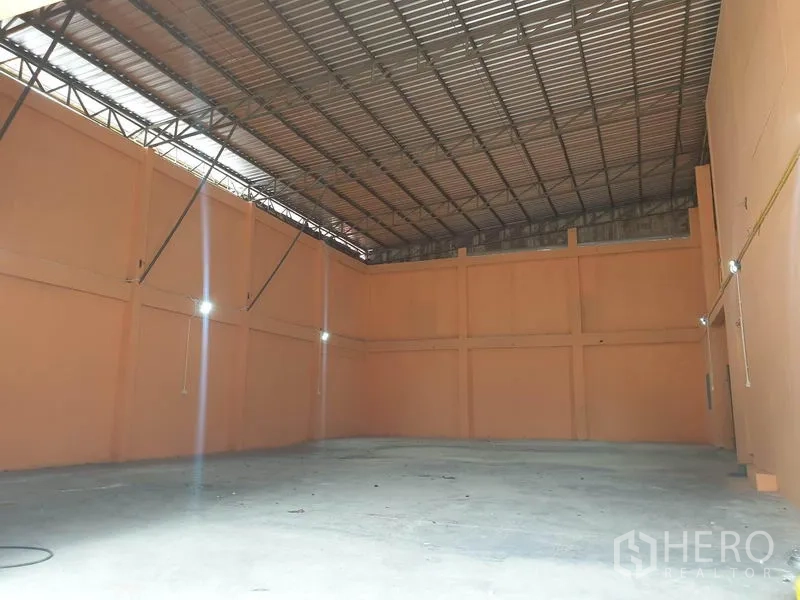 คลังสินค้า ให้เช่าในDin Daeng, Bangkok - ภายในโกดังโล่ง เพดานสูง โครงหลังคาเหล็ก พื้นคอนกรีตขัดมัน