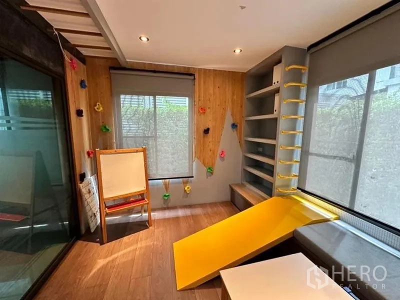 บ้าน ให้เช่าในBang Phli, Samut Prakan - มุมห้องเล่นเด็กสว่างสดใส พร้อมสไลเดอร์สีเหลือง ชั้นวางของ และหน้าต่างบานกว้าง