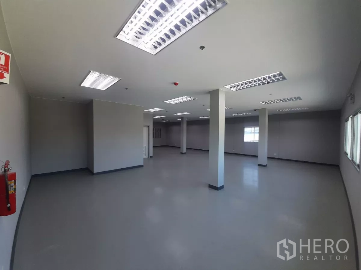 工厂 出租在Bang Lamung, Chon Buri - 宽敞的办公空间，立柱与多组灯具。