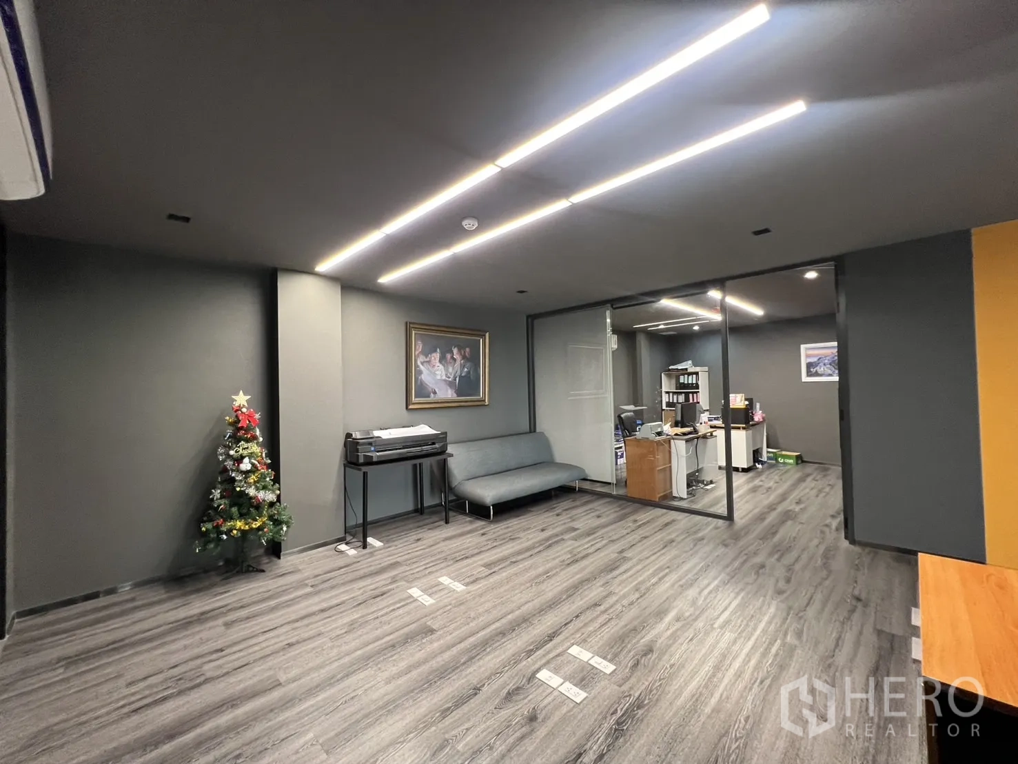 货栈 出售在Lat Krabang, Bangkok - 等候区，沙发与玻璃隔断的私人办公室。