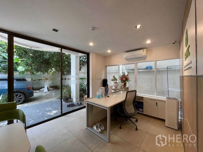 带办公室的家 出租在Watthana, Bangkok - 接待台面向车道与大型推拉玻璃门