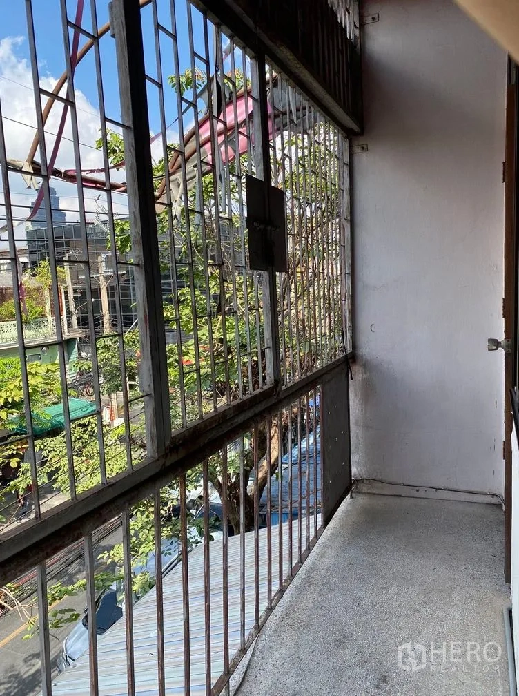 零售空间 出租在Sathon, Bangkok - 带安全护栏的狭长阳台，可眺望绿树与街景。