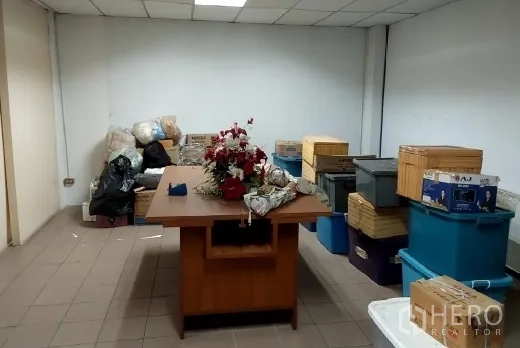 工厂 出售在Bang Phli, Samut Prakan - 储物间，桌面与成堆塑料箱和纸箱。