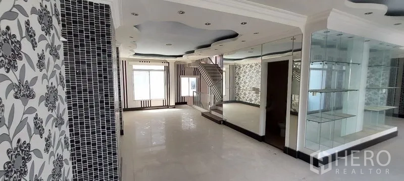 带办公室的家 出售在Wang Thonglang, Bangkok - 楼上开放空间，花纹墙面与玻璃展示柜