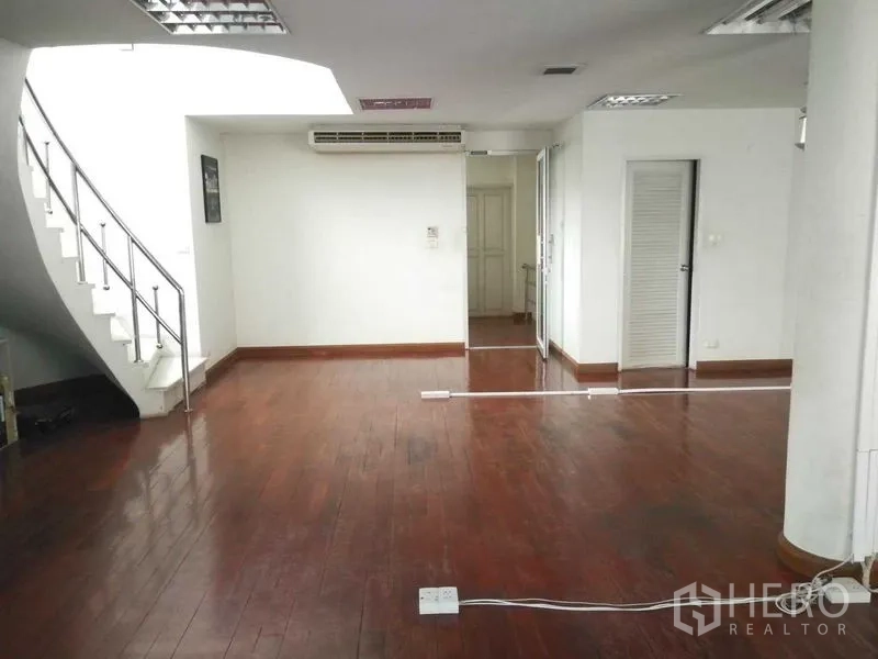 带办公室的家 出租在Saphan Sung, Bangkok - 宽敞办公区，带弯形楼梯、白色墙面与木地板。