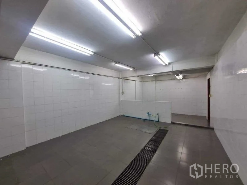 零售空间 出租在Bang Rak, Bangkok - 大型瓷砖功能区，地沟排水与明亮灯光。