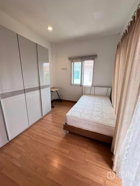 Detached House for rent - Guest bedroom with single bed, wardrobe, study desk and wood flooring.