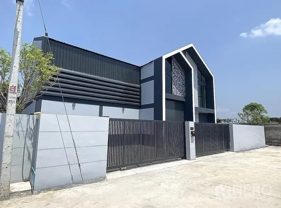 货栈 出租在Lat Lum Kaeo, Pathum Thani - 街景视角的安全大门与当代风格仓库立面。