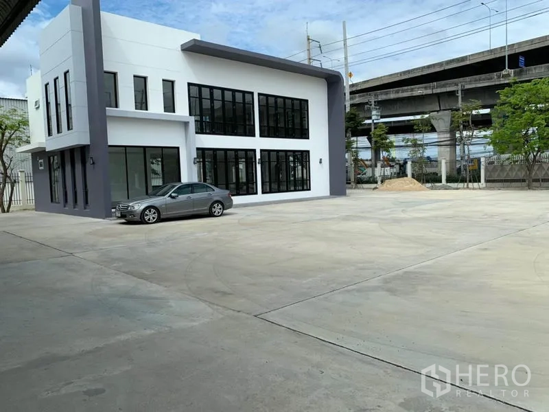 คลังสินค้า ให้เช่าในBang Phli, Samut Prakan - อาคารสำนักงานสองชั้นกระจกใสติดลานจอดและลานขนถ่ายขนาดใหญ่ มีโครงสร้างทางยกระดับด้านหลัง