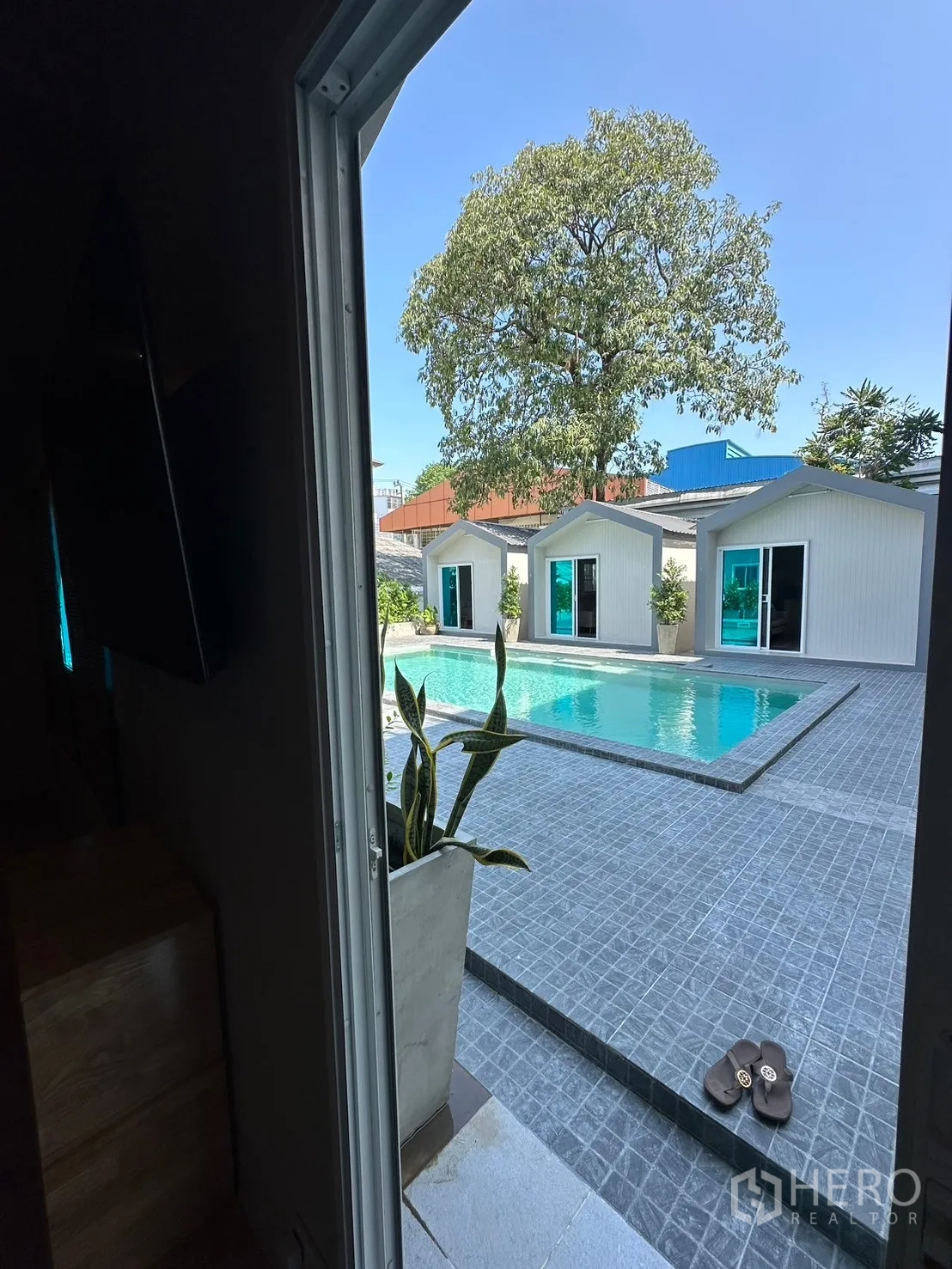 带办公室的家 出租在Suan Luang, Bangkok - 房间门口望向私人泳池与池畔小屋。