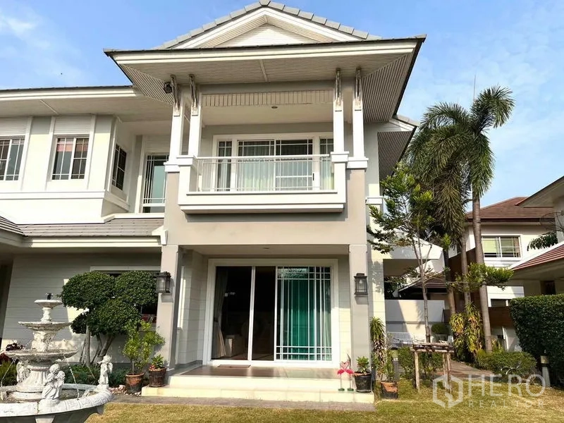 บ้าน ขายในSamut Prakan - ด้านหลังบ้านมีระเบียง บานเลื่อน และสวนจัดแต่งพร้อมต้นปาล์ม