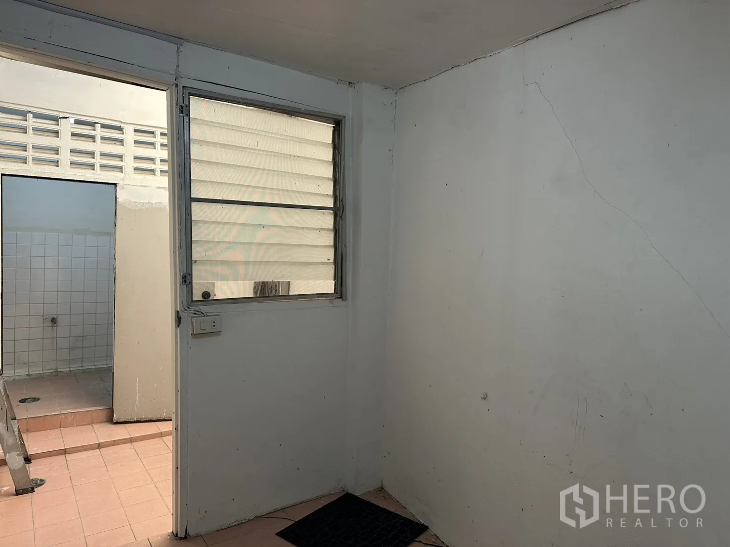 โฮมออฟฟิศ for rent in Watthana, Bangkok - ห้องเอนกประสงค์ขนาดกะทัดรัดมีหน้าต่างบานเกล็ด.
